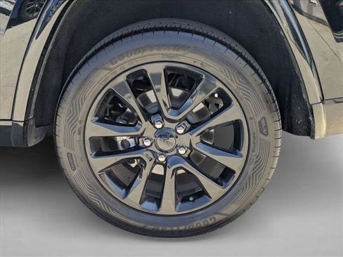 Used 2019 Jeep Grand Cherokee Altitude RWD image 25