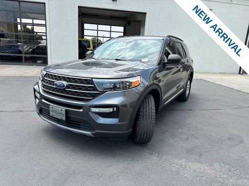 Used 2020 Ford Explorer XLT w/ Equipment Group 202A AWD/4WD image 3