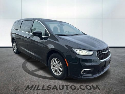 Used 2025 Chrysler Pacifica Select image 2