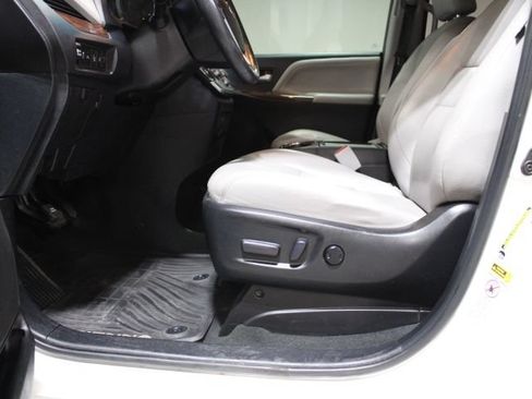 Used 2015 Toyota Sienna Limited Premium w/ Advanced Technology Package FWD image 22