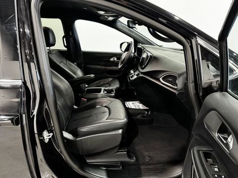 Used 2025 Chrysler Pacifica Select FWD image 22