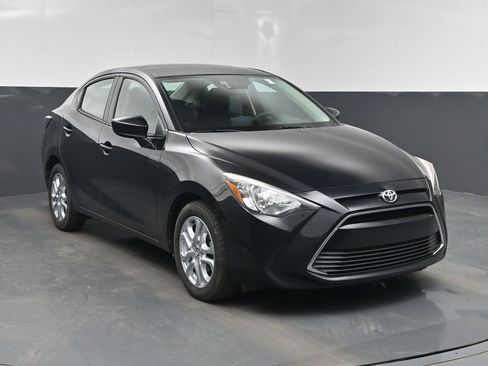 Used 2017 Toyota Yaris iA image 8
