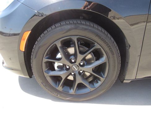 Used 2025 Chrysler Pacifica Limited FWD image 4