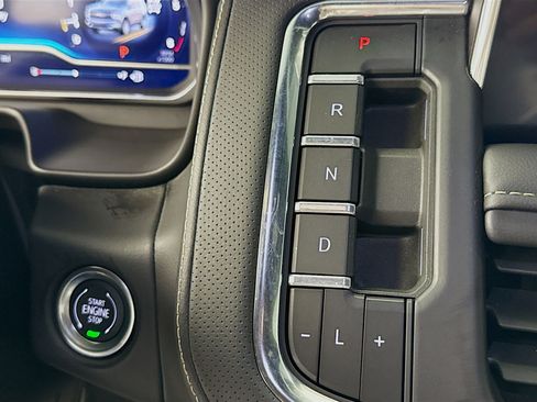 Used 2024 Chevrolet Suburban Premier image 17