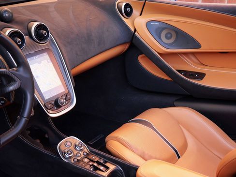 Used 2019 McLaren 570S Spider image 18