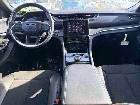 Used 2024 Jeep Grand Cherokee L Laredo image 3