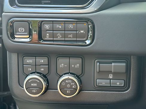 New 2026 GMC Yukon AT4 Ultimate AWD/4WD image 18