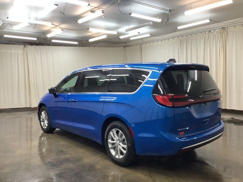 New 2027 Chrysler Pacifica Select FWD image 8
