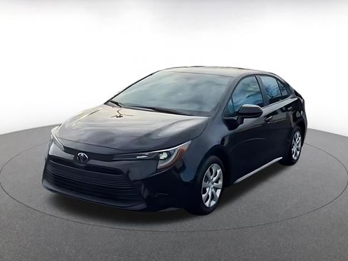 Used 2025 Toyota Corolla LE image 4