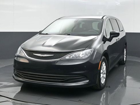 Used 2017 Chrysler Pacifica Touring image 7
