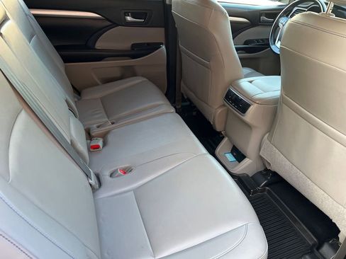 Used 2019 Toyota Highlander XLE image 17