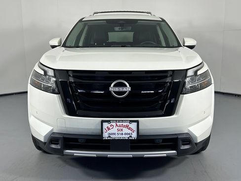 Used 2024 Nissan Pathfinder Platinum AWD/4WD image 2