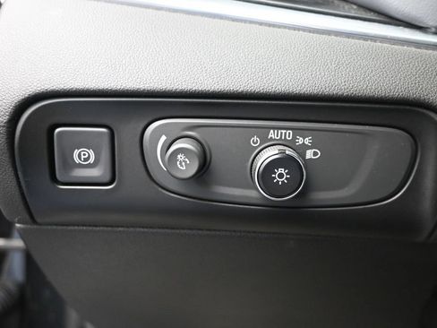 Used 2018 Buick Enclave Essence FWD image 16