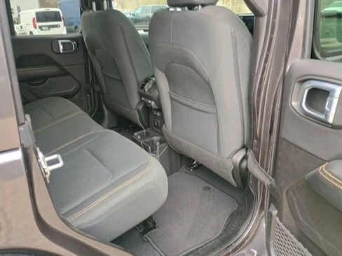 Used 2025 Jeep Wrangler Unlimited Sahara AWD/4WD image 16