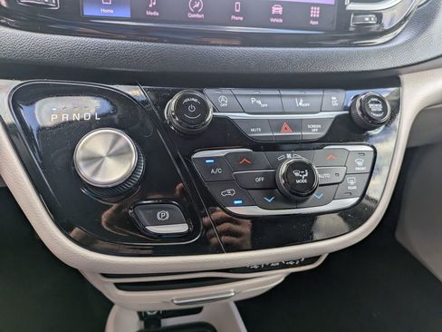 Used 2023 Chrysler Pacifica Touring-L image 20