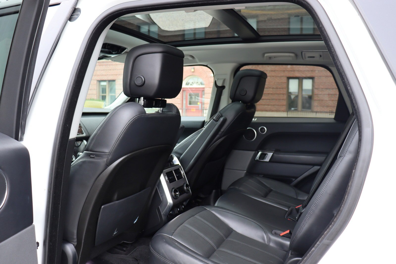Used 2018 Land Rover Range Rover Sport HSE AWD/4WD image 14