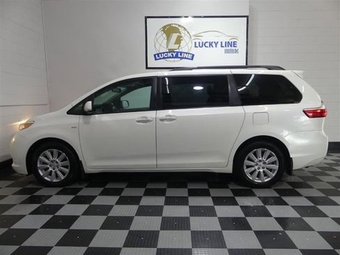 Used 2017 Toyota Sienna XLE image 7