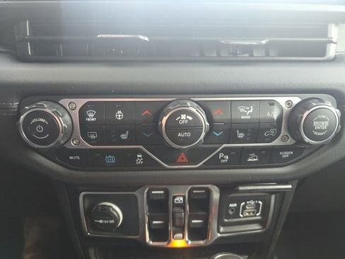 Used 2025 Jeep Wrangler Unlimited Sahara w/ Safety Group image 22