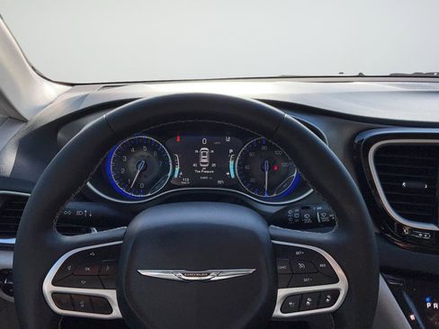 Used 2023 Chrysler Pacifica Touring-L FWD image 14