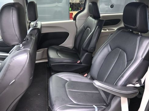 Used 2024 Chrysler Pacifica Limited FWD image 21