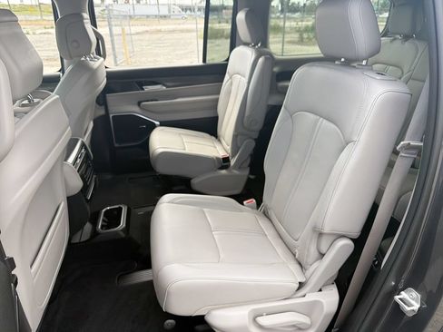 Used 2024 Jeep Wagoneer Series II w/ Premium Group I RWD image 25