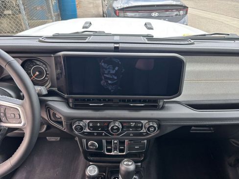 Used 2025 Jeep Wrangler Sahara image 18