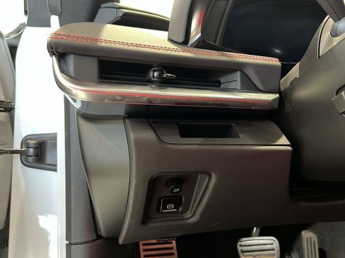 Used 2022 Chevrolet Corvette Stingray Coupe w/ 1LT image 19