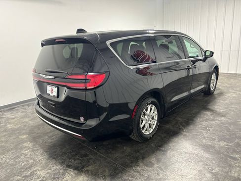 Used 2024 Chrysler Pacifica Touring-L FWD image 4