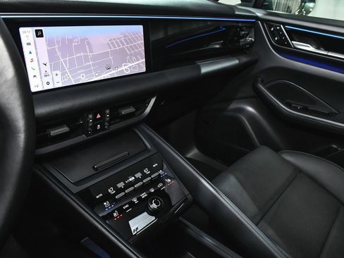 Used 2025 Porsche Macan 4 Electric image 39