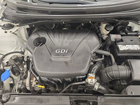 Used 2016 Hyundai Veloster FWD image 31