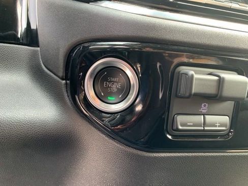 Used 2025 GMC Sierra 1500 Elevation image 18