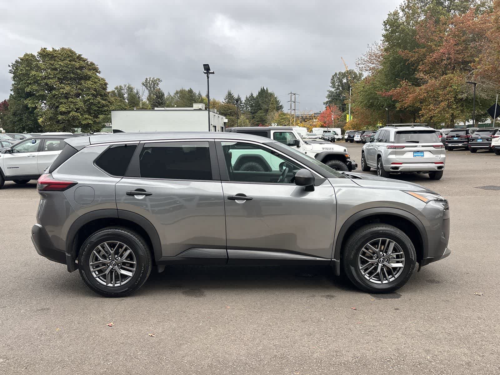 Used 2023 Nissan Rogue S AWD/4WD image 6