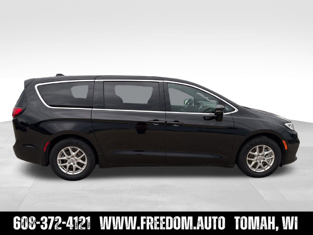 Used 2025 Chrysler Pacifica Select FWD image 9