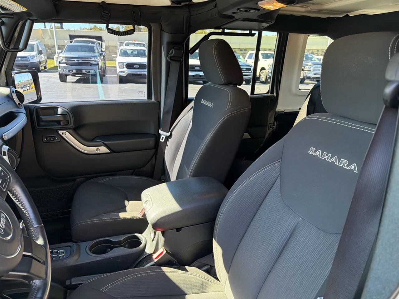Used 2017 Jeep Wrangler Unlimited Sahara w/ Connectivity Group AWD/4WD image 10