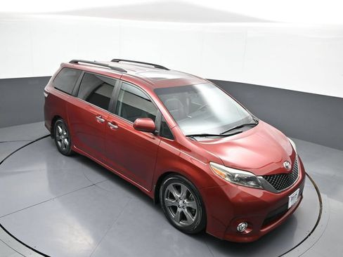 Used 2017 Toyota Sienna SE FWD image 38