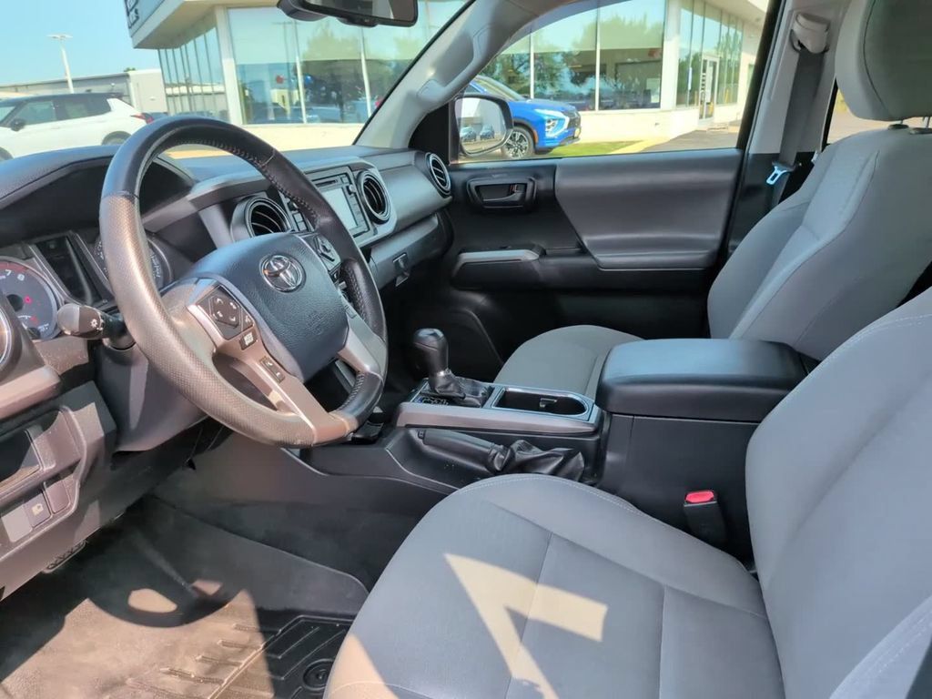 Used 2019 Toyota Tacoma SR5 AWD/4WD image 18