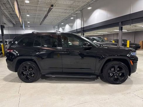 Used 2025 Jeep Grand Cherokee Altitude AWD/4WD image 17