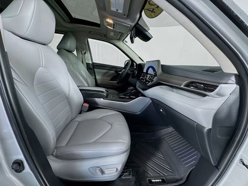 Used 2024 Toyota Highlander XLE image 31