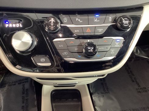 Used 2023 Chrysler Pacifica Touring-L image 31