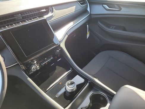 New 2025 Jeep Grand Cherokee Laredo image 19
