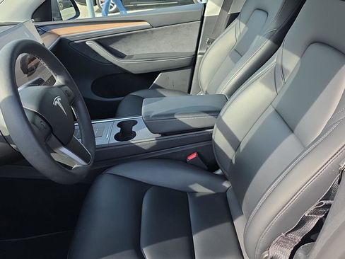 Used 2024 Tesla Model Y Long Range image 9