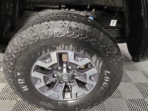 Used 2022 Toyota Tacoma TRD Off-Road w/ Technology Package AWD/4WD image 11