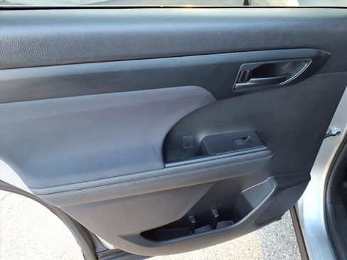 Used 2023 Toyota Highlander LE image 22