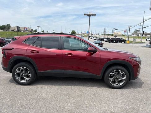 Used 2025 Chevrolet Trax LT FWD image 11