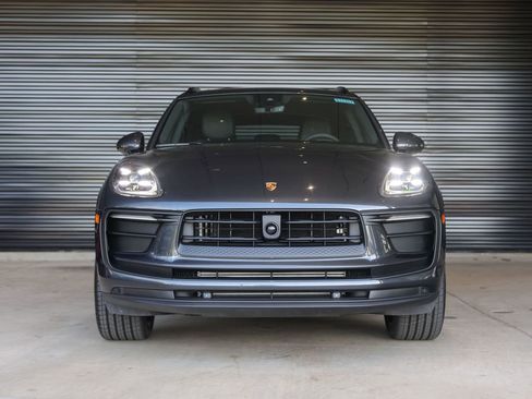 Certified 2025 Porsche Macan image 9