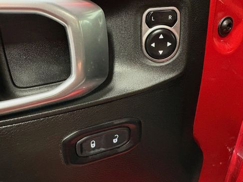 Used 2024 Jeep Wrangler Unlimited image 12