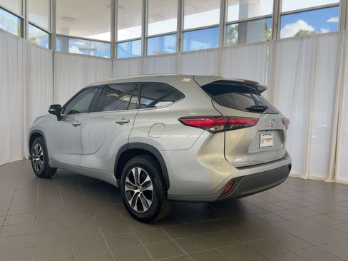 Used 2020 Toyota Highlander XLE image 3