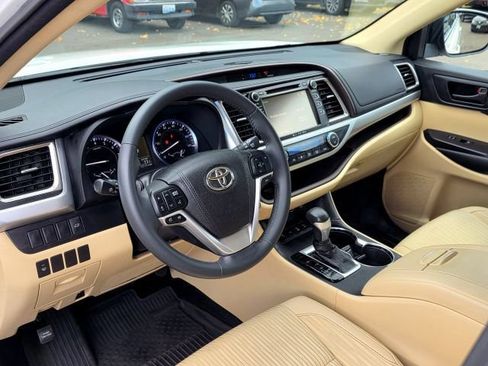 Used 2016 Toyota Highlander LE AWD/4WD image 17