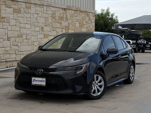Used 2021 Toyota Corolla LE FWD image 2