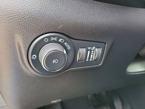 Used 2024 Jeep Compass Latitude image 31